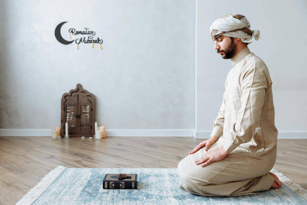 ilustrasi seseorang salat (pexels.com/Thirdman)