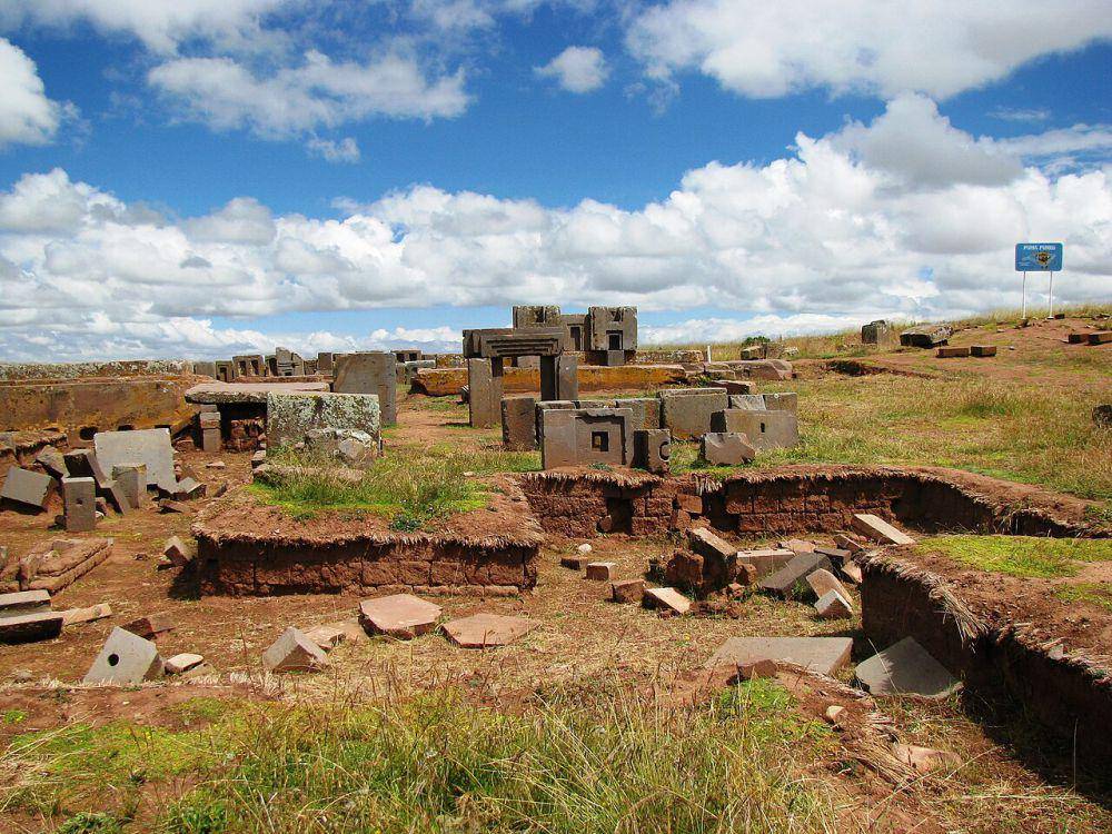 Puma Punku (commons.wikimedia.org/Brattarb)
