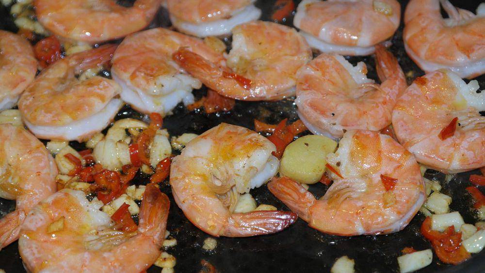 Menumis udang (pixabay.com/RitaE)