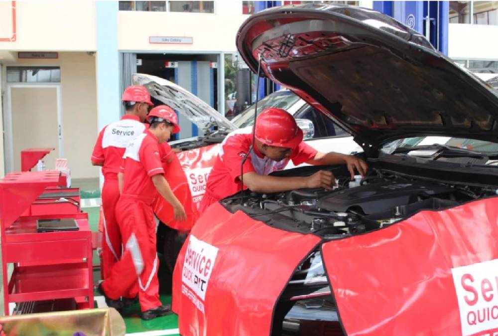 Ilustrasi Mobil sedang diservis ringan di bengkel (mitsubishi-motors.co.id)