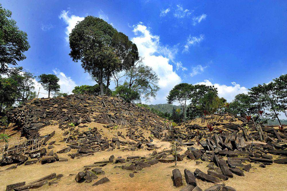 Gunung Padang (commons.wikimedia.org/Arie Basuki)