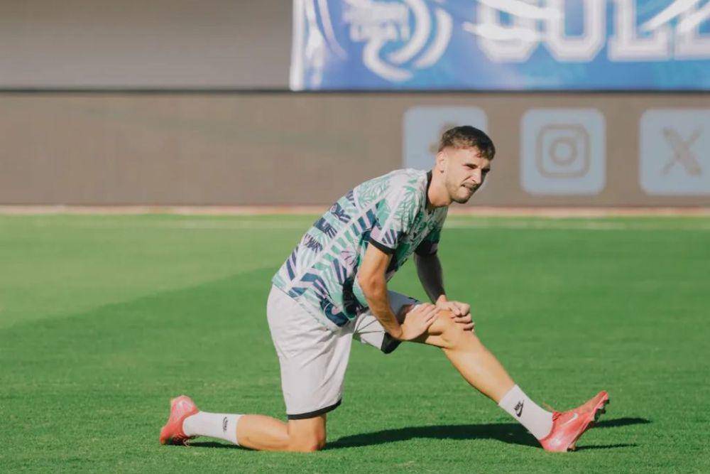 Striker PSM Makassar, Nermin Haljeta, lakukan pemanasan jelang laga pekan ke-28 BRI Liga 1 2024/2025 melawan Semen Padang di Stadion B.J. Habibie Parepare pada 10 April 2025. (Instagram.com/psm_makassar)