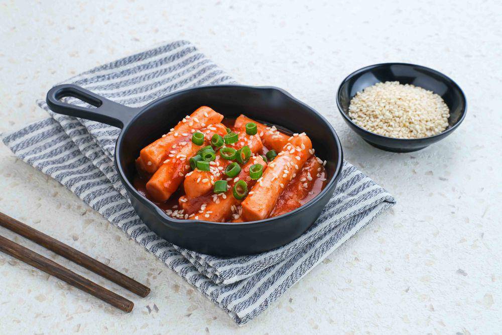 ilustrasi tteokbokki (vecteezy.com/Tyas Indayanti)