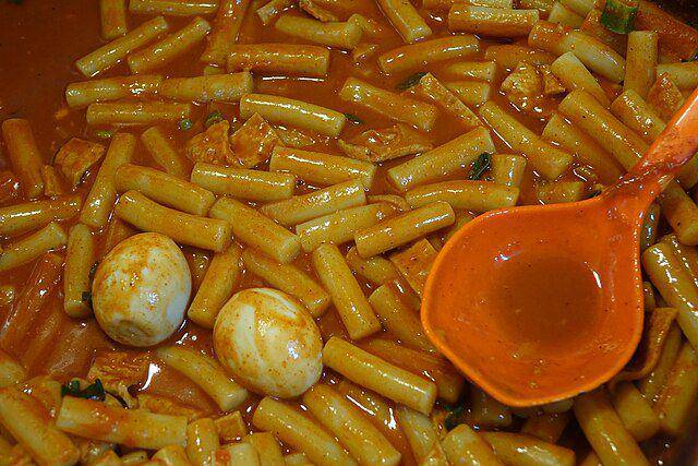 ilustrasi tteokbokki dan telur (commons.wikimedia.org/Choe Kwangmo)