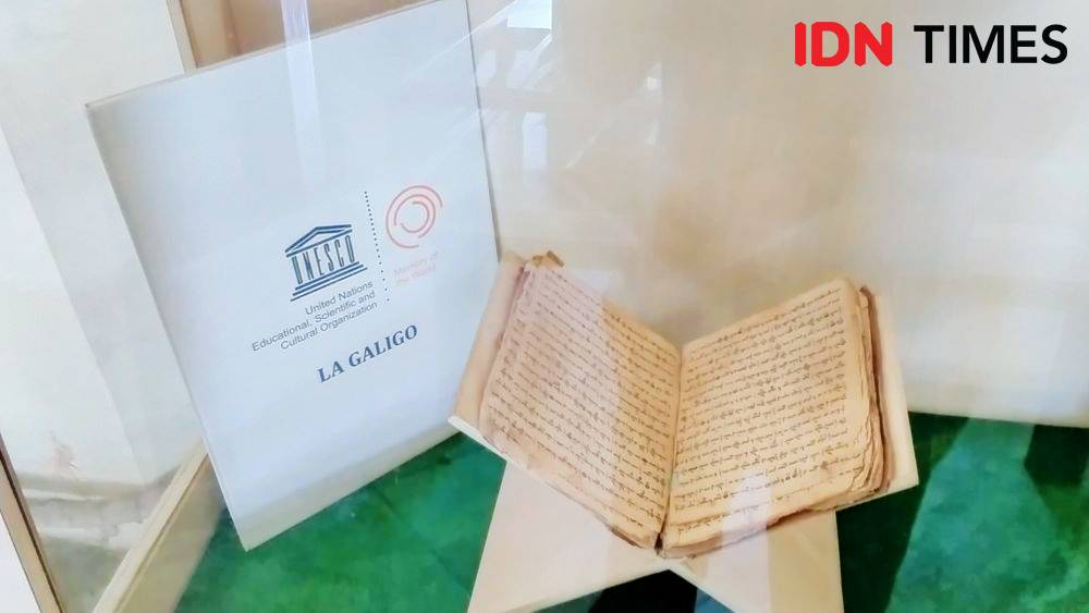 Salah satu potongan naskah epos I La Galigo yang dipamerkan di Museum I La Galigo, Benteng Fort Rotterdam, Makassar, Sulawesi Selatan. (IDN Times/Achmad Hidayat Alsair)
