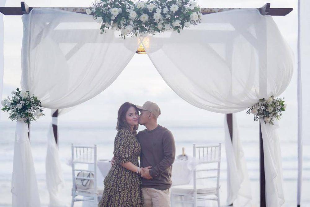 perayaan ulang tahun pernikahan Wendi Cagur dan istri (instagram.com/revtiayunatasya)