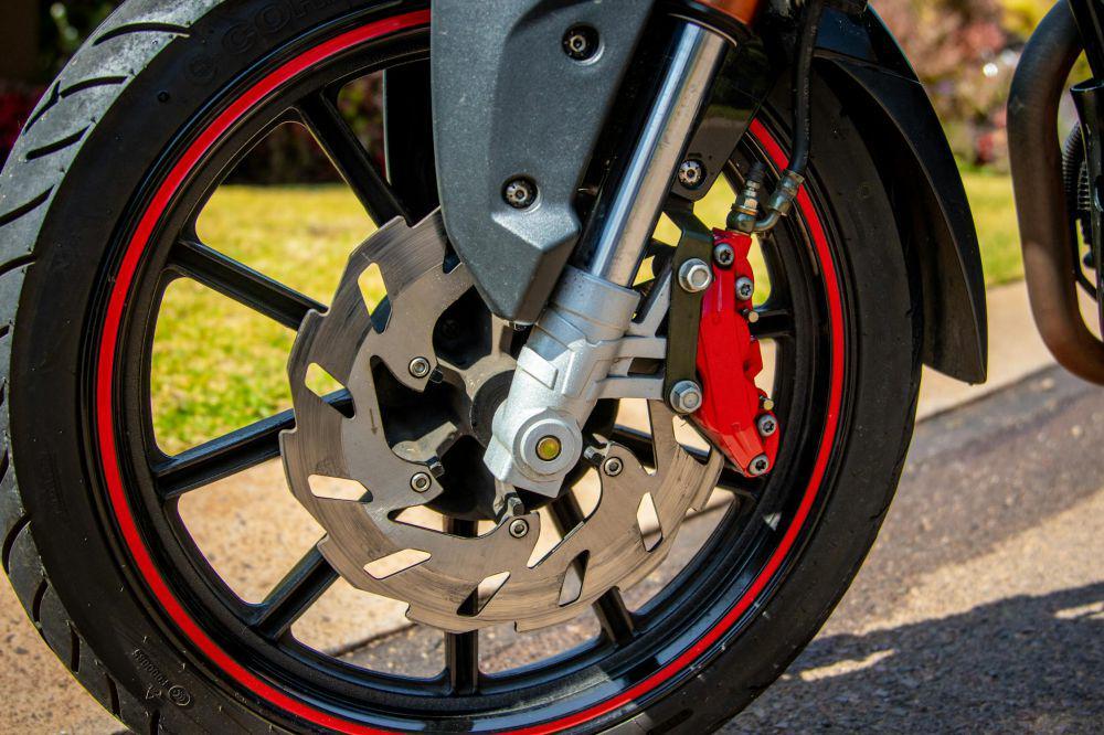 4 Penyebab Ban Motor Terasa Goyang, Perlu Diwaspadai!
