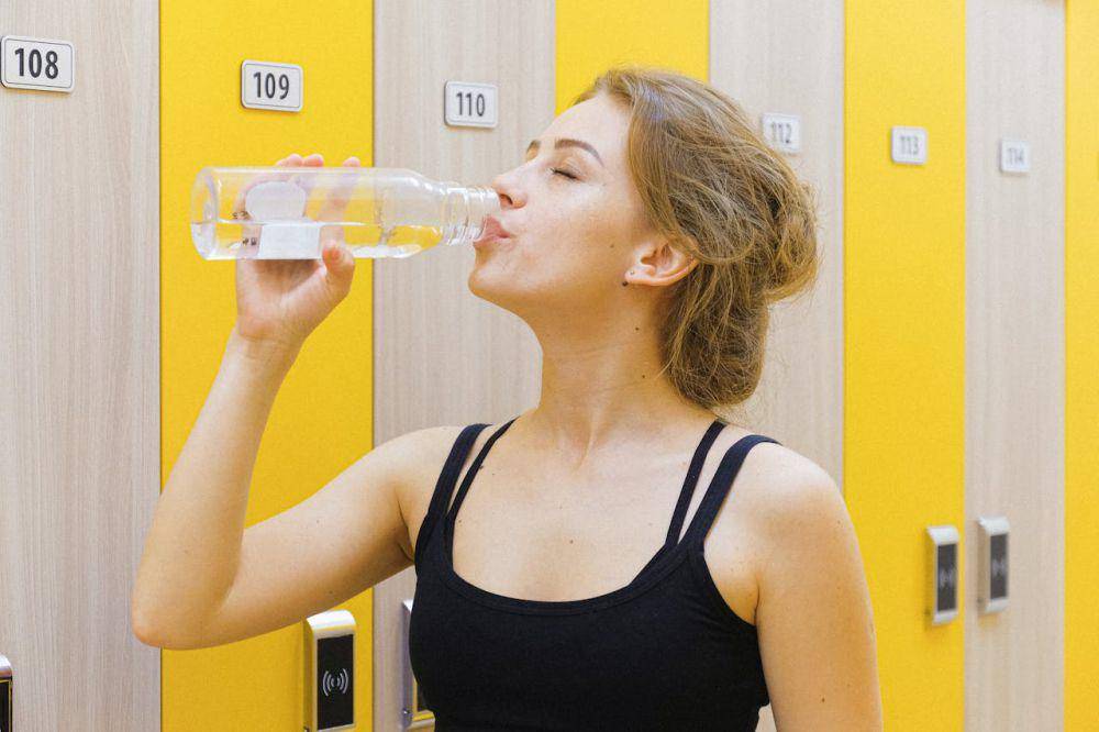 Ilustrasi perempuan minum air mineral (pexels.com/Anna Shvets)