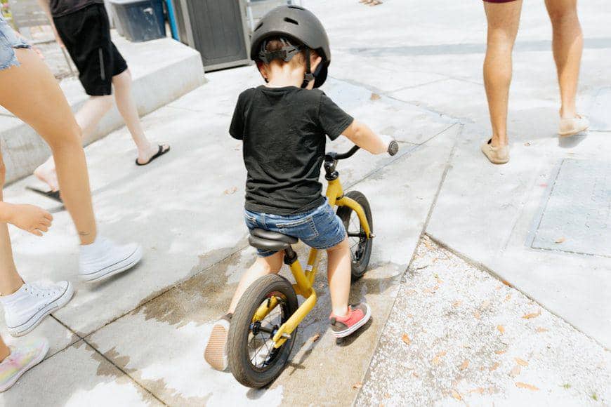 Anak Cowo Bermain Sepeda Push Bike (Unsplash.com/Ivana Cajina)