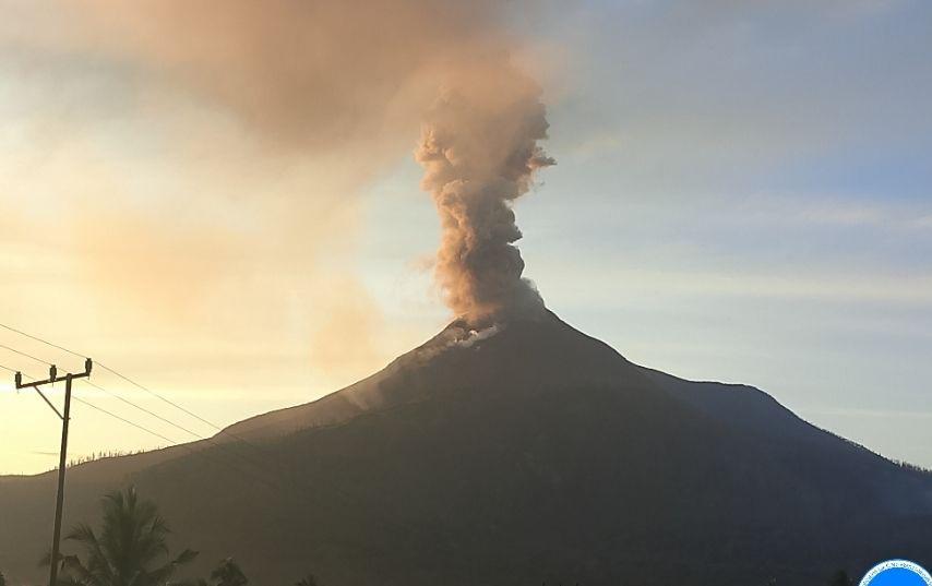 Lewotobi Laki-laki Erupsi 15 Kali, Warga Diminta Waspada Ancaman Lahar