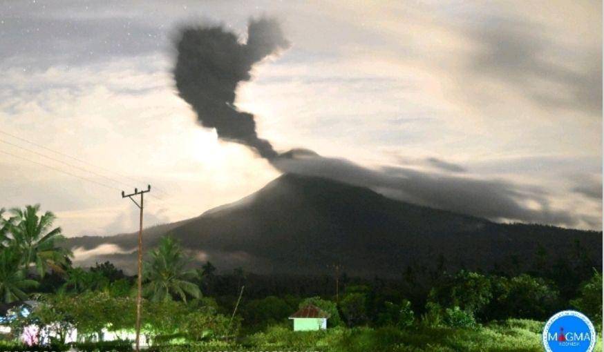 Tinggi kolom letusan Gunung Api Lewotobi Laki-laki di pukul 00:34 WITA, 21 April 2025. (Dok MAGMA Indonesia)