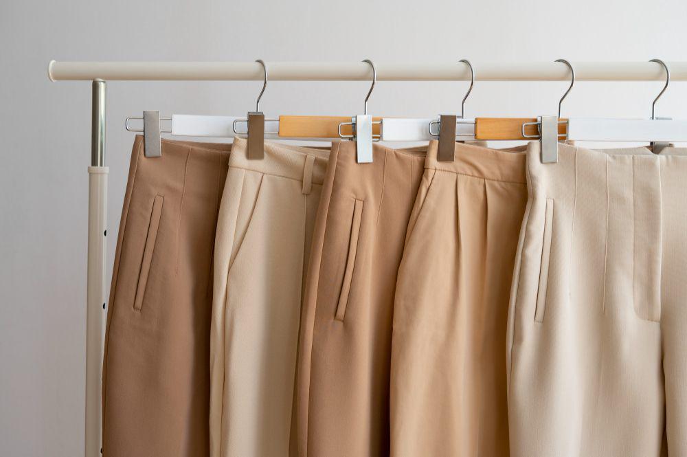 10 Kombinasi Warna Baju yang Pas dengan Celana Cream Pria, Stylish!
