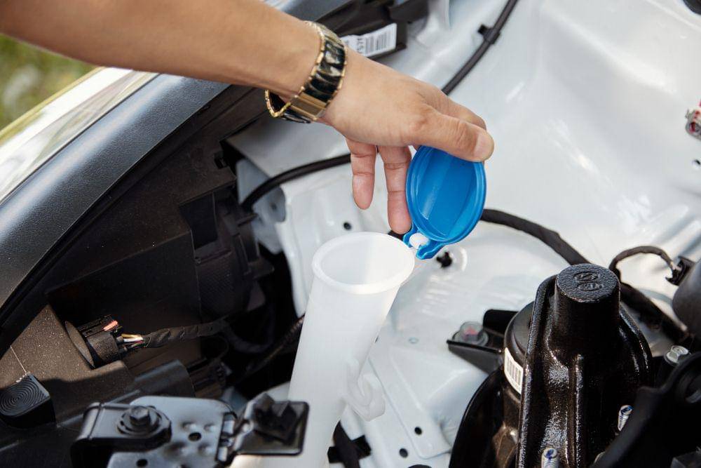 mengecek tutup radiator