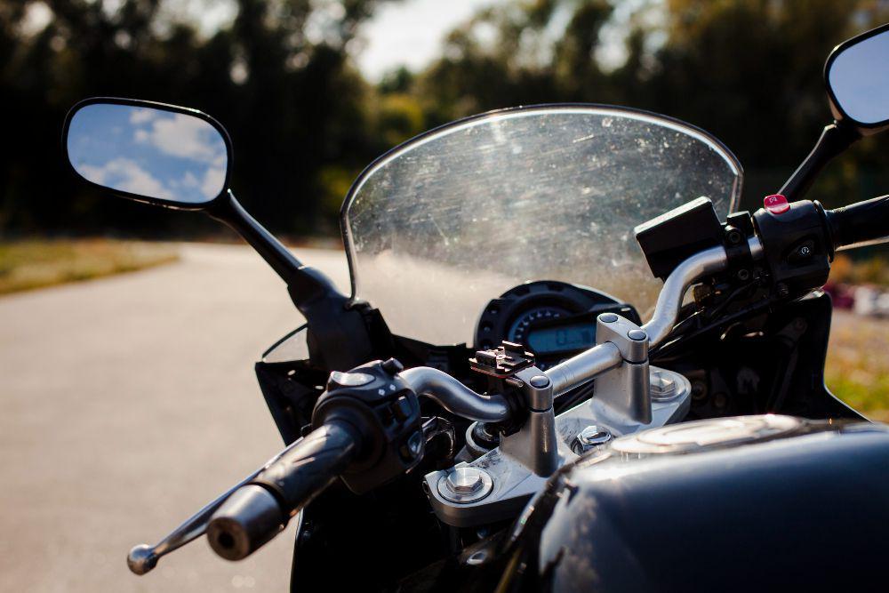 Pentingnya Spion Kiri Motor, Bukan Buat Ngaca di Jalan!