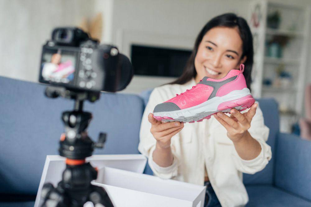 Ilustrasi wanita memegang sepatu olahraga (freepik.com/freepik)