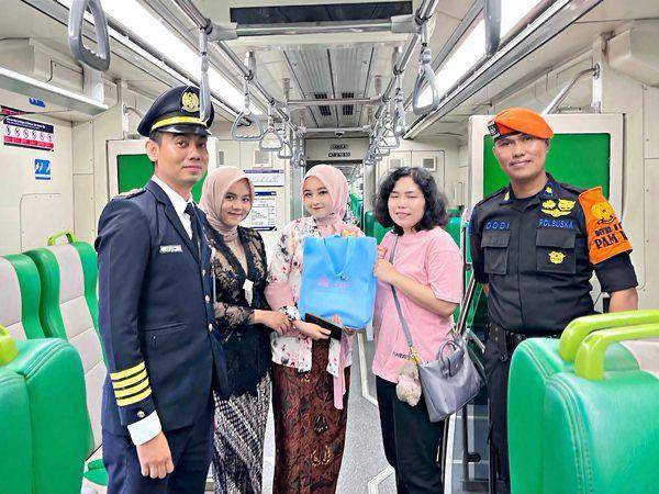 Fontliner KAI Sumbar gunakan kebaya dan berikan hadiah kepada penumpang (Foto: KAI Sumbar)