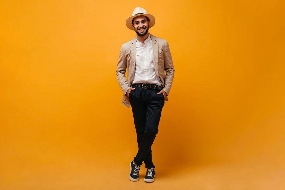ilustrasi outfit pria warna taupe (freepik.com/lookstudio)
