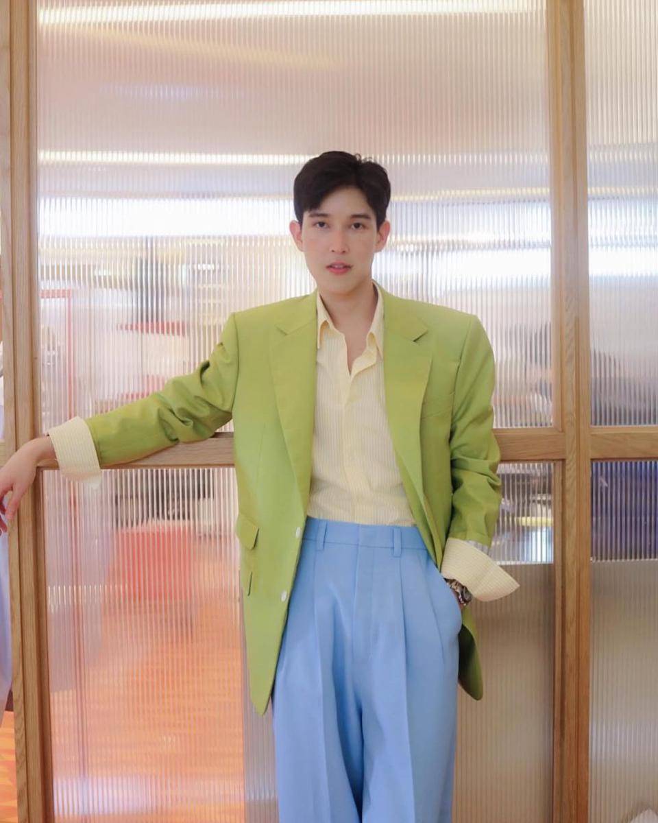 outfit bewarna hijau pastel dengan biru ala Both Nattapong (instagram.com/bbbothhh)