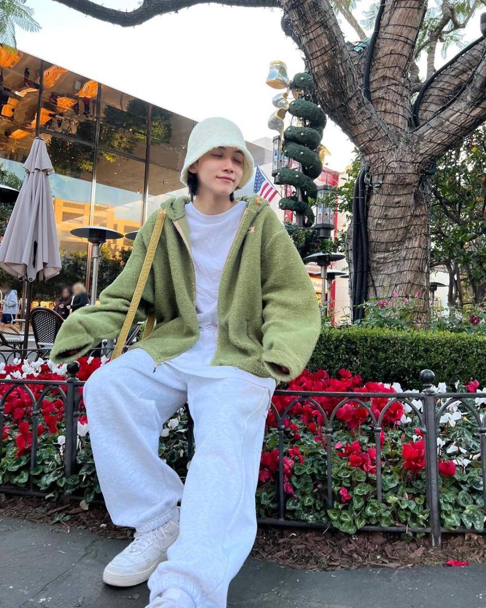 outfit warna putih dan hijau ala Jeonghan SEVENTEEN (instagram.com/jeonghaniyoo_n)