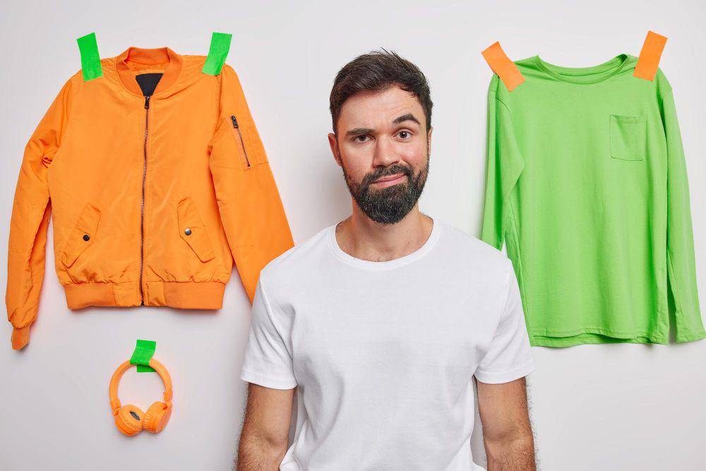 ilustrasi outfit pria warna lime (freepik.com/wayhomestudio)