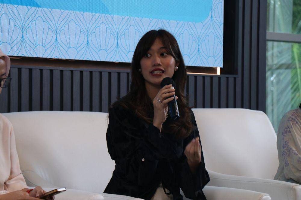 Psikolog anak dan keluarga, Sashkya Aulia menjadi pembicara dalam acara talkshow bertajuk “LIKE, SHARE, PROTECT: Anak Kita di Dunia Digital yang diselenggarakan di IDN HQ, Senin, 21 April 2025 (IDN Times/Alya Dwi Achyarini)