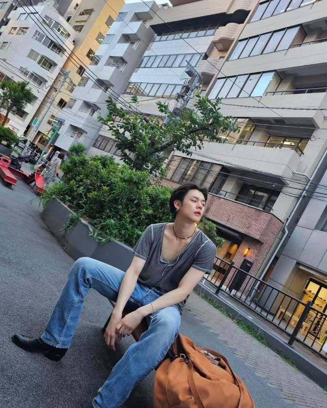 Outfit Yeonjun (Instagram.com/yawnzzn)