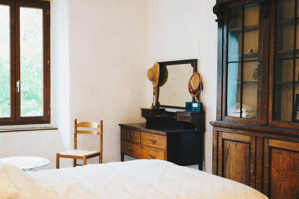 inspirasi kamar tidur dengan cermin antik (unsplash.com/Ambitious Studio* | Rick Barrett)