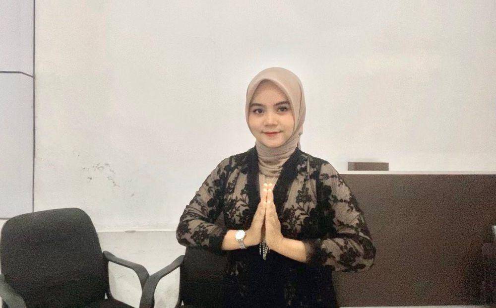 Petugas KAI Sumbar gunakan kebaya saat melayani penumpang (Foto: KAI Sumbar)