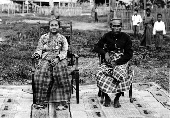 Potret Ratu Luwu, Wé Kambo Daëng Risompa, dan suami keduanya, La Baco To Capile Opu Patunru, anggota pertama Adat Luwu pada dekade 1930-an. (Collectie Wereldmuseum (v/h Tropenmuseum), part of the National Museum of World Cultures, COLLECTIE TROPENMUSEUM De vorstin van Luwu Wé Kambo Daëng Risompa en haar tweede echtgenoot La Batjo To Vapilé Opoe Patoenroe eerste lid van de Andat van Luwu TMnr 10001343, CC BY-SA 3.0)