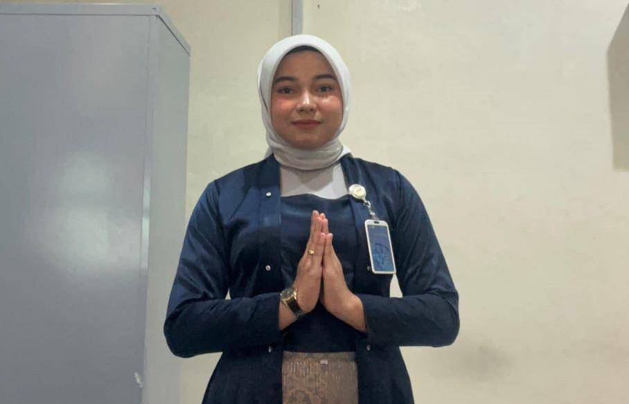 Petugas PT KAI Sumbar gunakan kebaya saat melayani penumpang (Foto: KAI Sumbar)