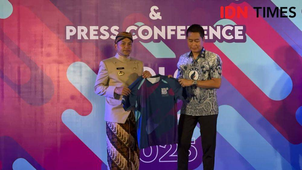 Walikota Solo Respati Ardi dan Dirut PT SHA Arya Hidayat memamerkan jersey Solo Run Fest 2025. (IDN Times / Larasati Rey)