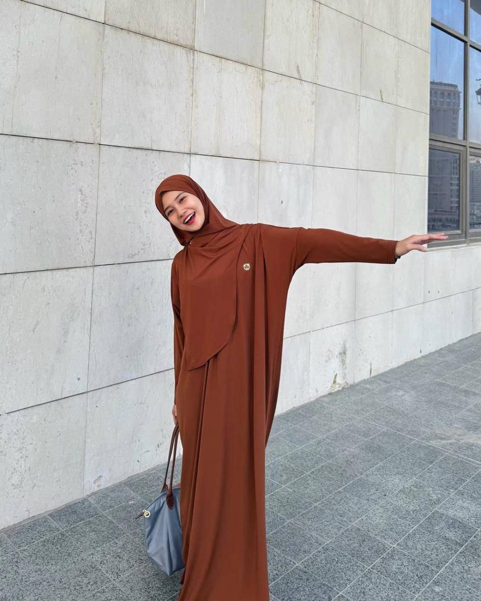 Inspirasi OOTD ala Amelia ANdani (instagram.com/ameliandanii)