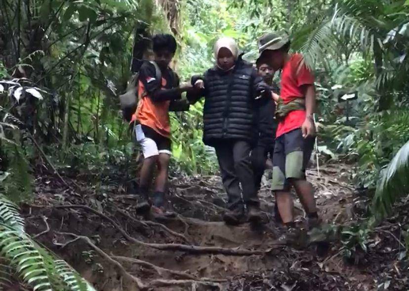Pendaki saat dievakuasi di Gunung Salak, Sukabumi (IDN Times/Istimewa)