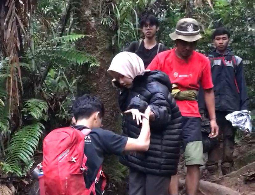 Pendaki saat dievakuasi di Gunung Salak, Sukabumi (IDN Times/Istimewa)