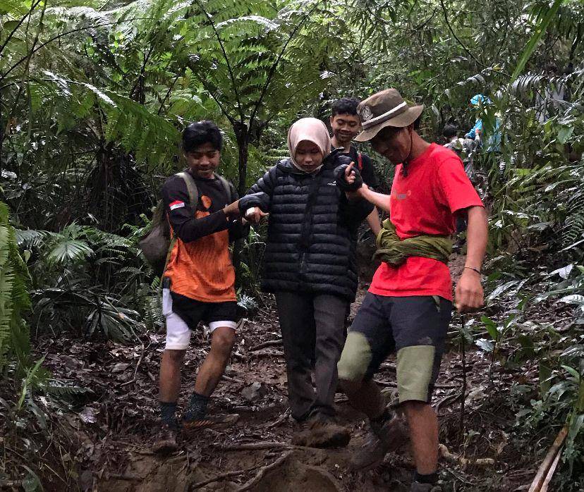 Pendaki saat dievakuasi di Gunung Salak, Sukabumi (IDN Times/Istimewa)
