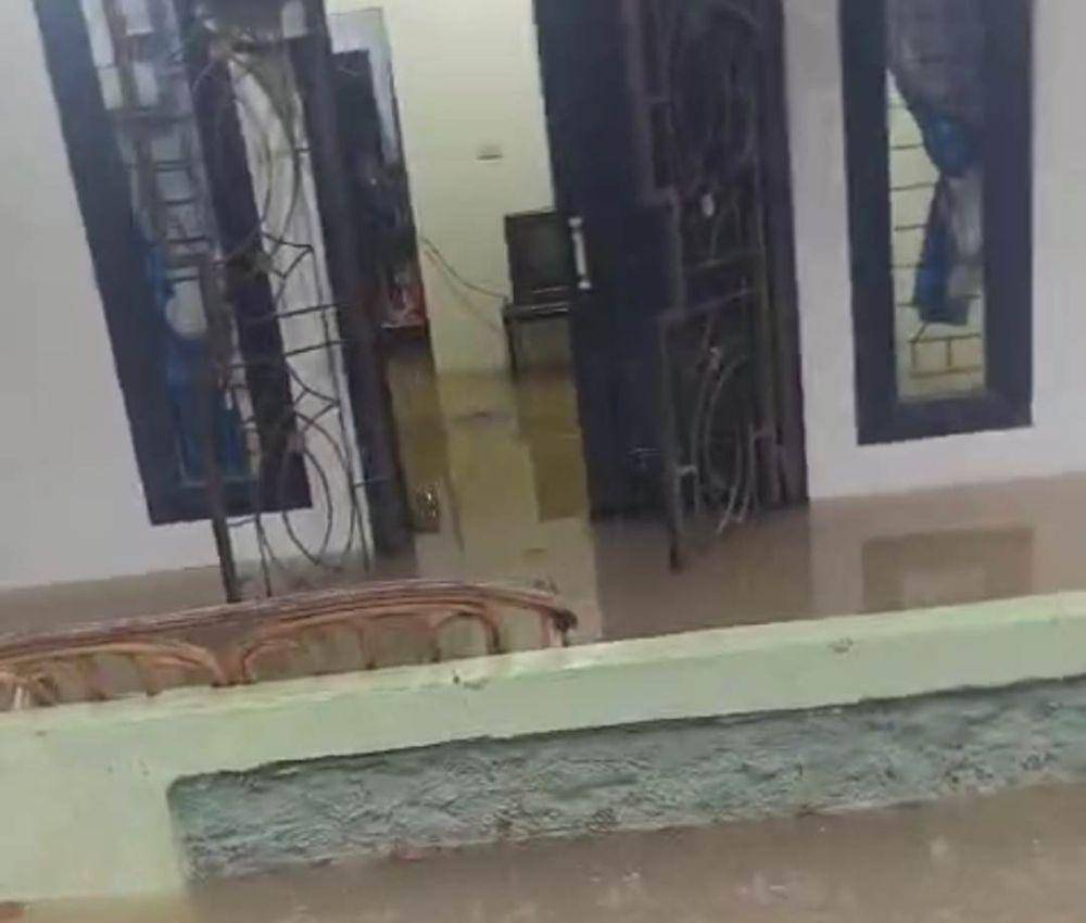 Banjir melanda rumah warga di Kota Bandar Lampung, Senin (21/4/2025). (IDN Times/Istimewa).