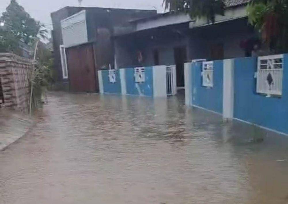 Banjir melanda rumah warga di Kota Bandar Lampung, Senin (21/4/2025). (IDN Times/Istimewa).
