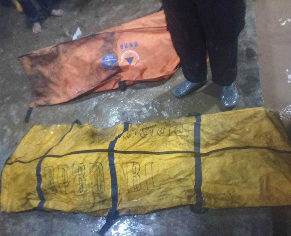 Evakuasi jenazah meninggal akibat banjir di Bandar Lampung, Senin (21/4/2025). (IDN Times/Istimewa).
