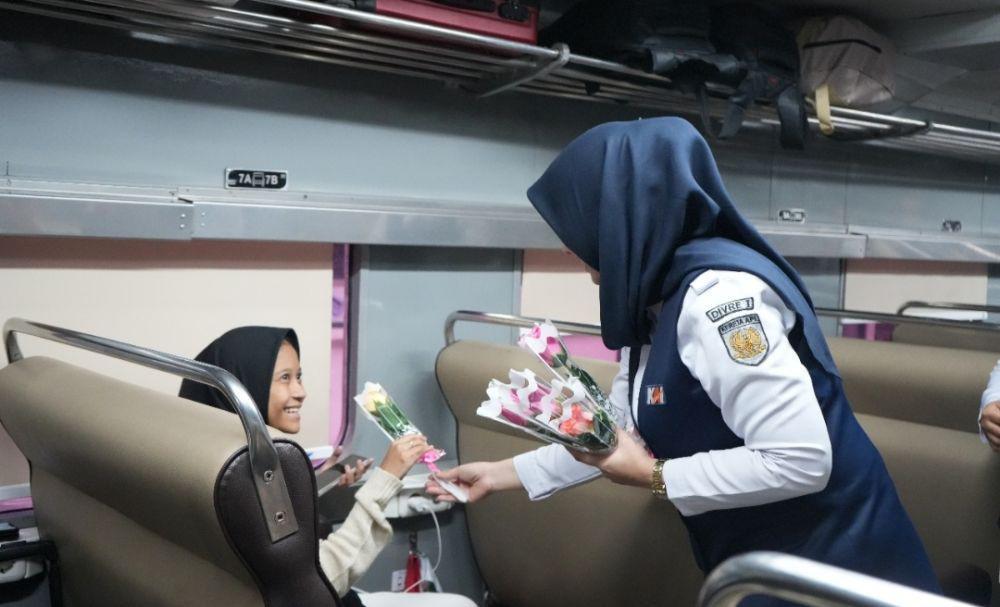 Hari Kartini, KAI Sumut Bagi Souvenir dan Kejutan Ulang Tahun
