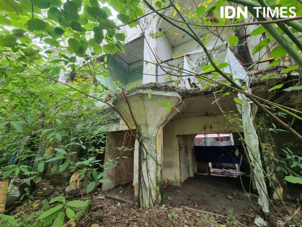 Kondisi Pasar Cinde, Senin (21/4/2025) penuh dengan semak belukar usai ditinggal kontraktor dan berperkara dalam hukum (IDN Times/Rangga Erfizal)