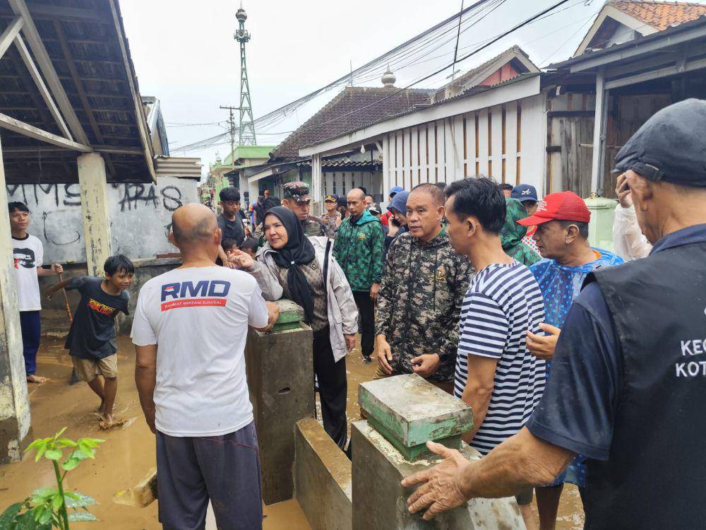 Walikota Bandar Lampung, Eva Dwiana saat meninjau banjir di Panjang. (IDN Times/Muhaimin)