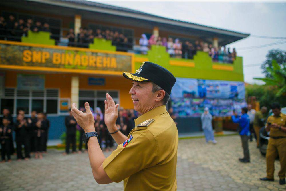 Wali Kota Bogor, Jawa Barat Dedie Abdu Rachim saat mengunjungi SMP Binagreha, Tanah Sareal, untuk melihat distribusi MBG, Rabu (21/4/2025). (Humas Pemkot Bogor).