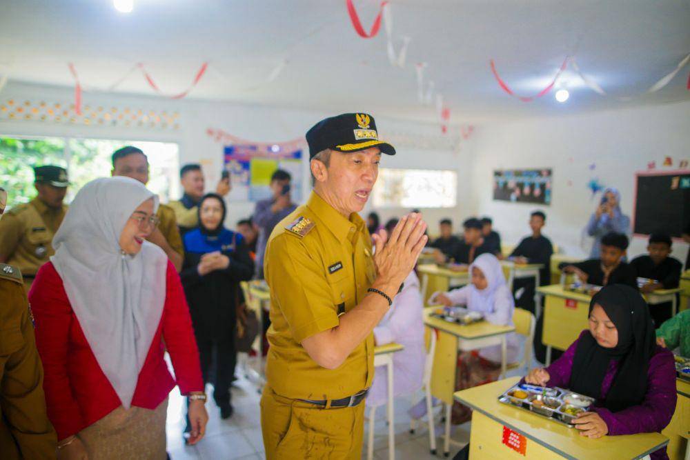 Wali Kota Bogor, Jawa Barat Dedie Abdu Rachim saat mengunjungiSMP Binagreha, Tanah Sareal untuk menyaksikan siswa menyantap MBG, Rabu (21/4/2025). (Humas Pemkot Bogor).