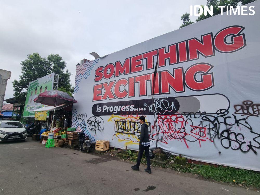 Kondisi Pasar Cinde, Senin (21/4/2025) penuh dengan semak belukar usai ditinggal kontraktor dan berperkara dalam hukum (IDN Times/Rangga Erfizal)