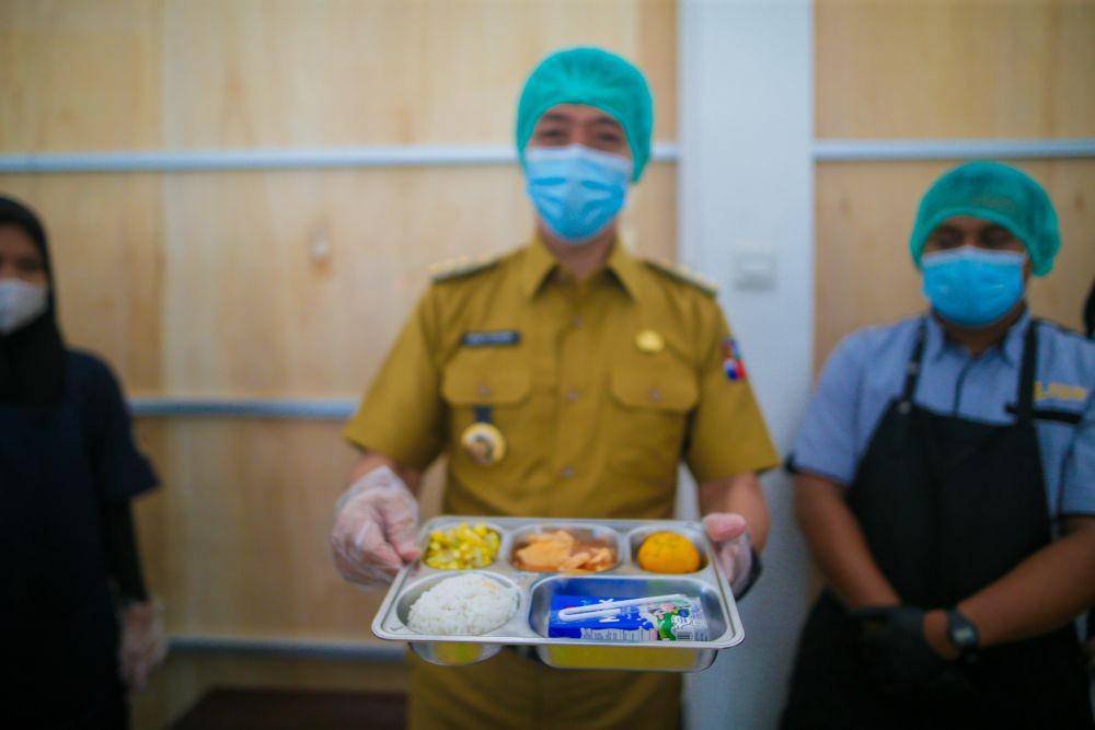 Wali Kota Bogor Dedie Abdu Rachim saat ikut proses menyikapkan MBG di SPPG wilayahnya, Senin (21/4/2025. (Humas Pemkot Bogor).