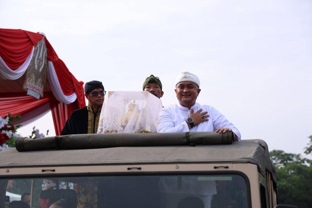 Arak-arakan Mahkota Binokasih kembali ke Kabupaten Bogor, Jawa Barat, Senin (21/4/2025). (Humas Pemkab Bogor).