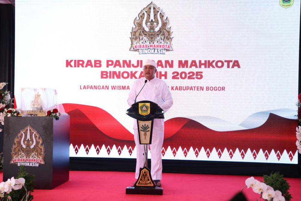 Bupati Bogor saat sambutan kirab Mahkota Binokasih kembali ke Kabupaten Bogor, Senin (21/4/2025). (Humas Pemkab Bogor).