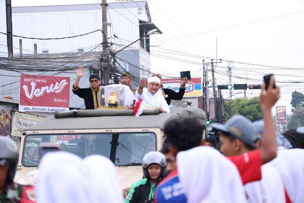 Arak-arakan mobil Bupati Bogor Rudy Susmanto pada kirab kembalinya Mahkota Binokasih ke daerahnya dari Subang, Senin (21/4/2025). (Humas Pemkab Bogor).