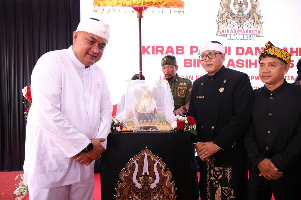 Bupati Bogor Rudy Susmanto saat menyambut Mahkota Binokasih peninggalan kerajaan Galuh, Senin (21/4/2025). (Humas Pemkab Bogor).