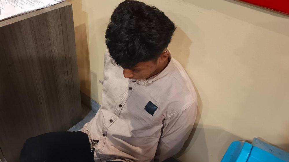 Tak Terima Ditilang Pemuda di Palembang Ngamuk Tendang Kaca Pos Polisi